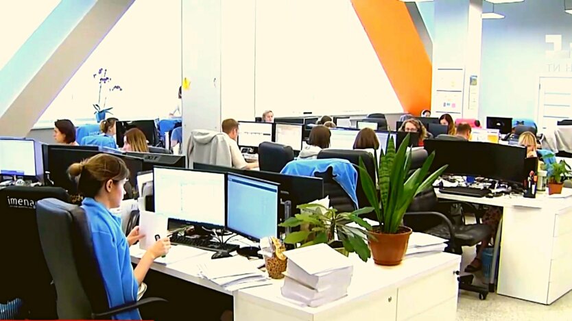 Люди работают в офисе в Украине