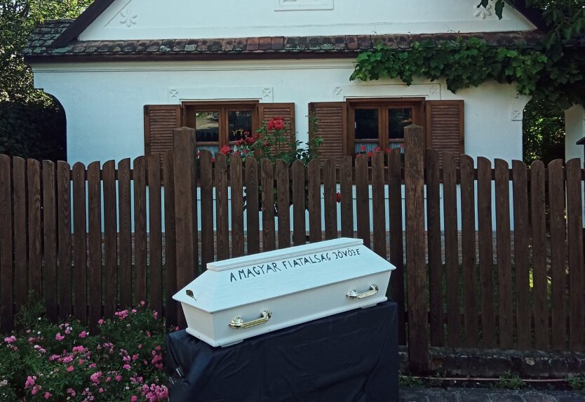 За дружбу с путинской Россией: к дому премьер-министра Венгрии Орбана принесли детский гроб