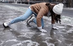 Женщина упала из-за гололедицы