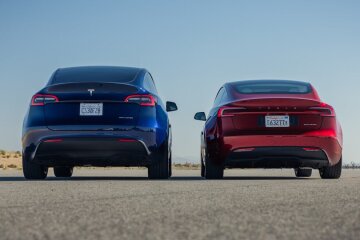 Tesla Model Y та Tesla Model S