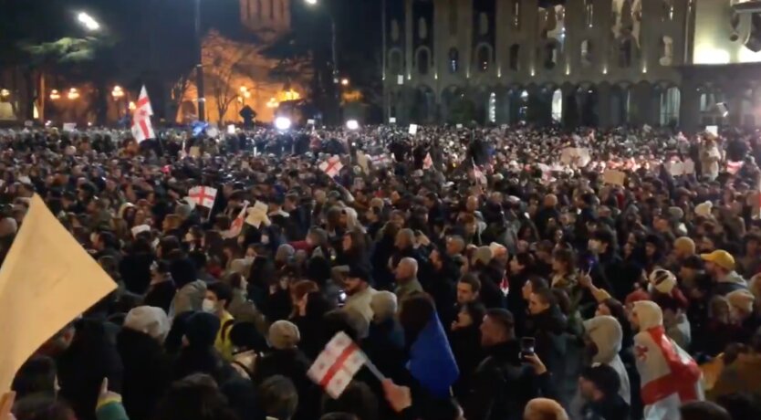 "Путін - х...ло": у Грузії не вщухають протести, звучить гімн України