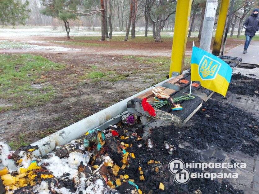 В Днепре сгорел дотла "народный мемориал" напротив дома, разрушенного российской ракетой