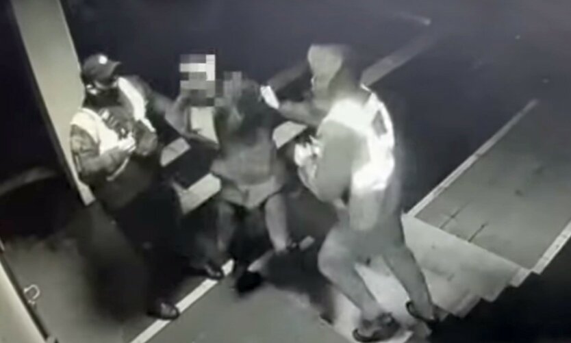 Неадекват издевался над животным и подрался с полицейским: видео