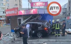 В Киеве авто BMW Х5 протаранил два киоска