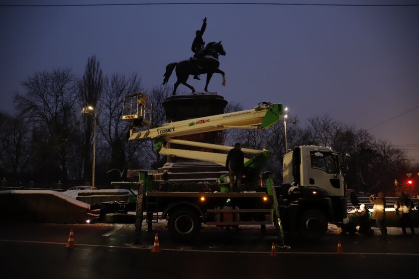 В Киеве демонтировали памятник Щорсу1