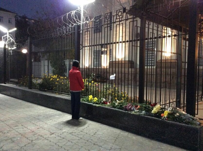 Цветы под посольством России в Киеве