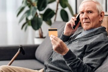 Блокування карток для пенсійних виплат