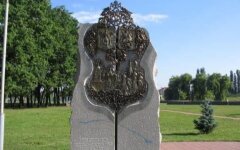 В Киеве убрали памятник в честь дружбы с Москвой