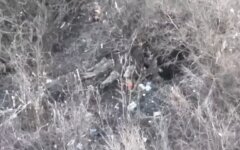 Росіяни знову розстріляли українських військових, які здавались у полон: страшне відео