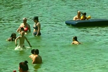 Украинцы отдыхают и купаются на речке. Жаркое лето 2021 года