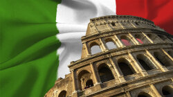 Флаг Италии на фоне Колизея