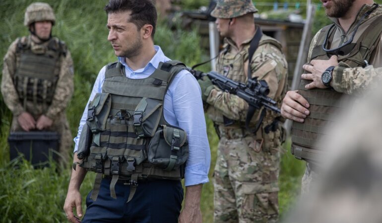 Зеленский осмотрел позиции военных в Станице Луганской