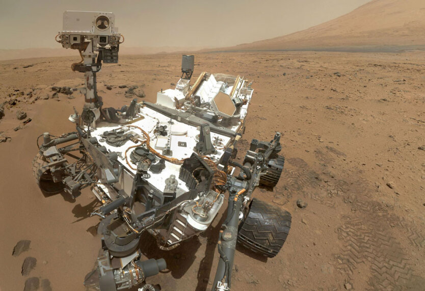 Планета Марс. Марсоход НАСА Curiosity сфотографировал себя на фоне марсианского пейзажа.