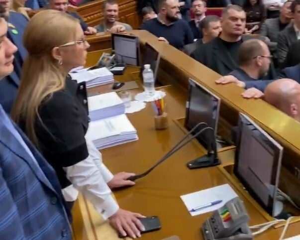 юлия тимошенко сломала микрофон дмитрия разумкова