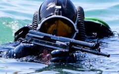 akvalangist-s-avtomatom