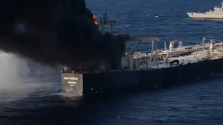 Пожар у побережья Шри-Ланки