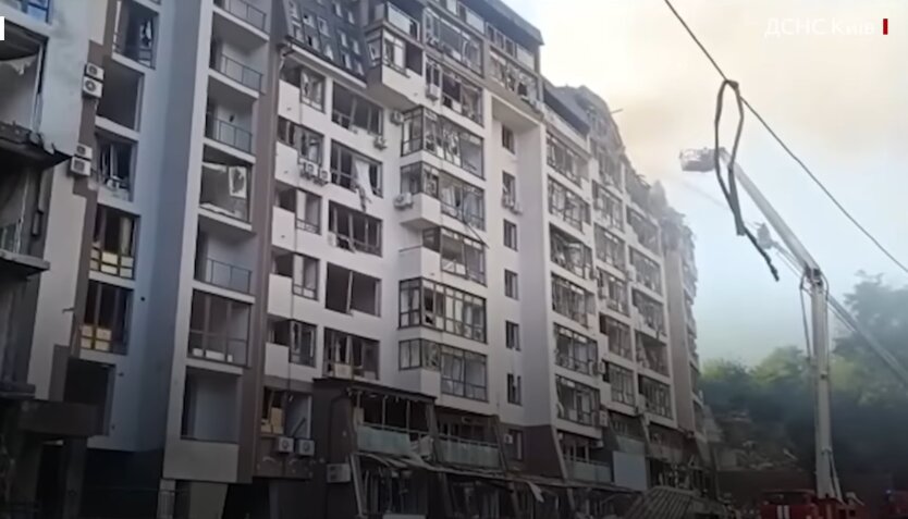 Последствия ракетного обстрела жилого дома в Киеве