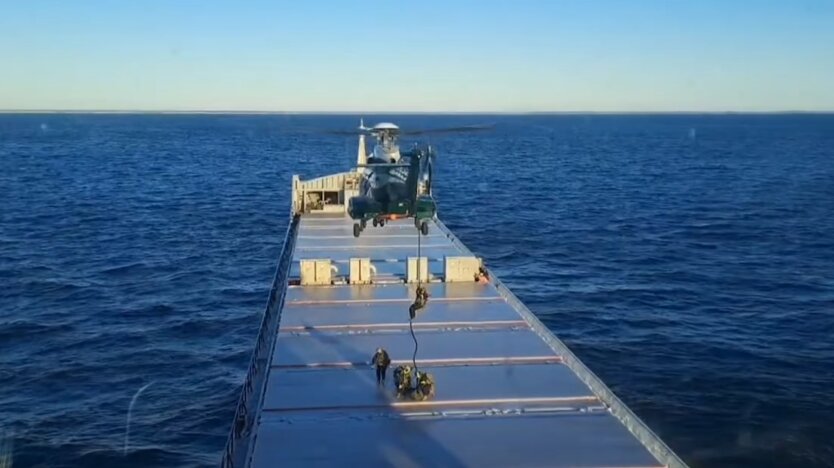 Операція із затримання судна FITBURG / Фото: Rajavartiolaitos