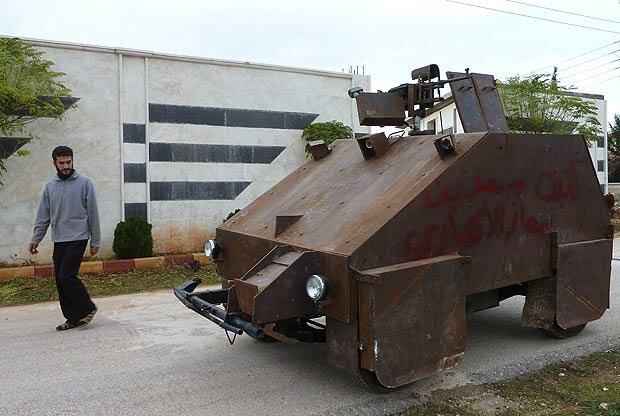 Сирийские повстанцы смастерили танк из старого джипа и управляют им джойстиком