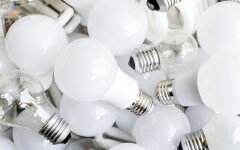 Обмін лампочок / Фото: freepik.com