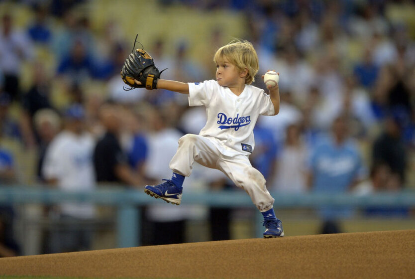 Трехлетний Кристиан Гаупт совершает символическую первую подачу во время бейсбольного матча между командами Los Angeles Dodgers и San Diego Padres в Лос-Анджелесе.