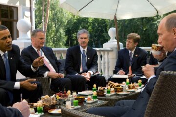 Барак Обама, Владимир Путин и Майкл Макфол на встрече