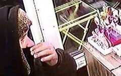В Киеве ловкач обокрал девушку: помогите опознать и найти