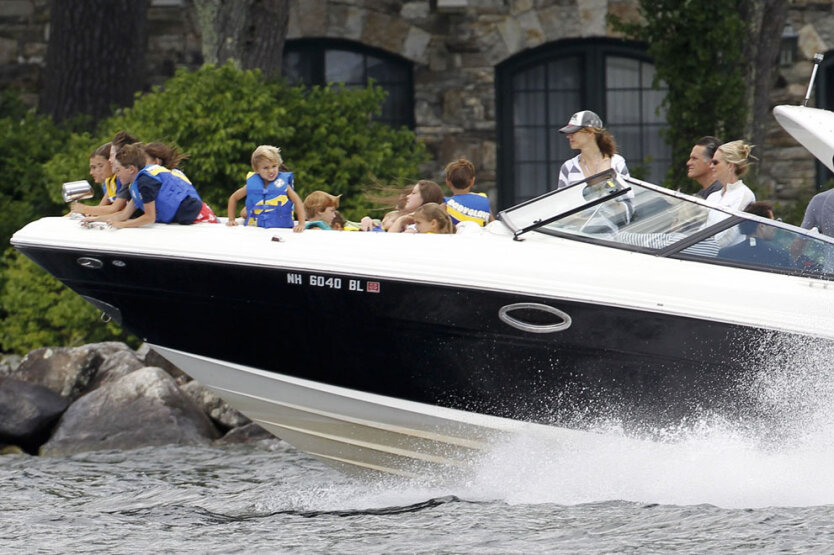 Краткие минуты отдыха во время избирательной кампании. Кандидат от республиканцев Митт Ромни с женой Энн и внуками катается на яхте по озеру Уиннипесоки. 