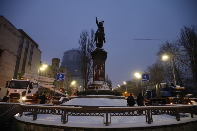 У Києві демонтували пам'ятник Щорсу1