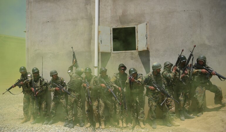 Солдати Афганської національної армії тренуються у Кабульському військовому навчальному центрі
