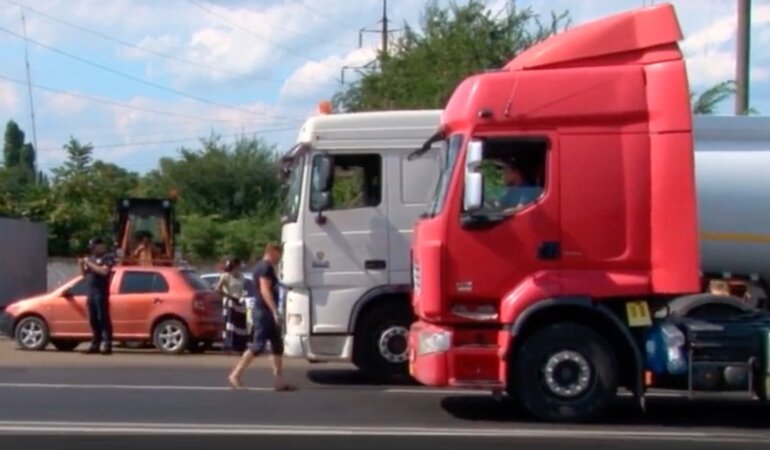 В Киеве запретили въезд грузовикам из-за адской жары