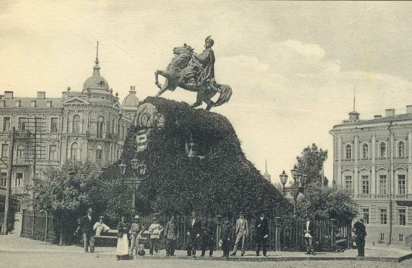 Киев. Памятник Богдану Хмельницкому.