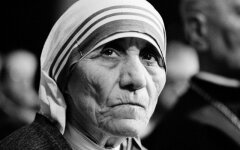 Mother Teresa Receives Honorary Degree in Medicine