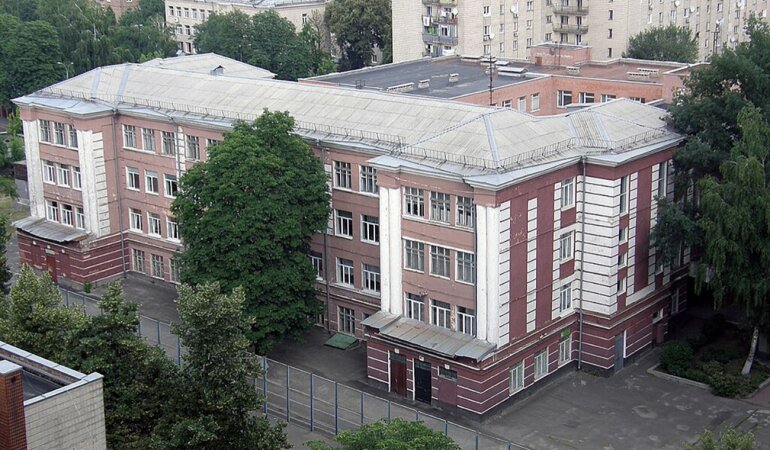 Директор гимназии не пускала детей в шортах