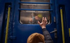 Украинец прощается со своими женой и сыном, которые едут во Львов. Киев, 3 марта 2022 года