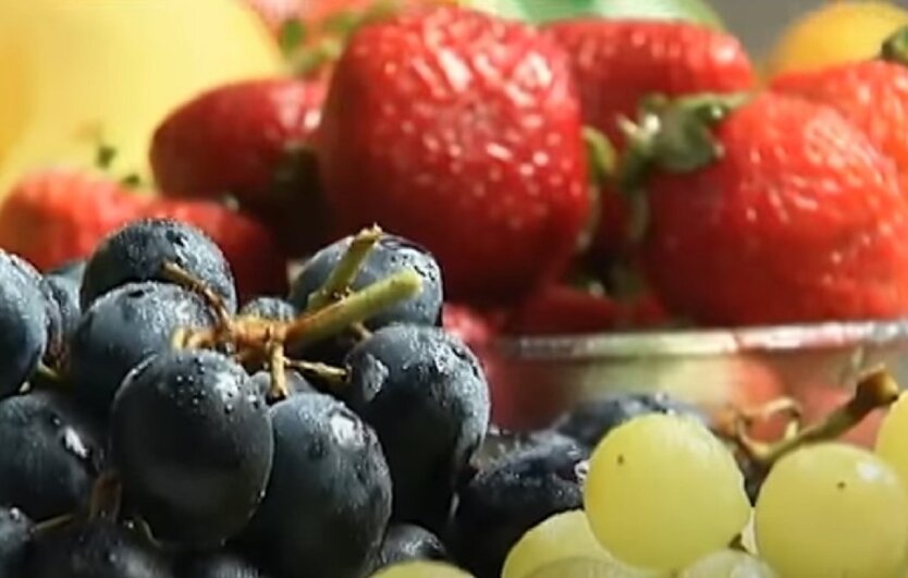 Сколько стоят ягоды и фрукты в Украине?
