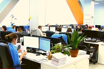 Люди работают в офисе в Украине