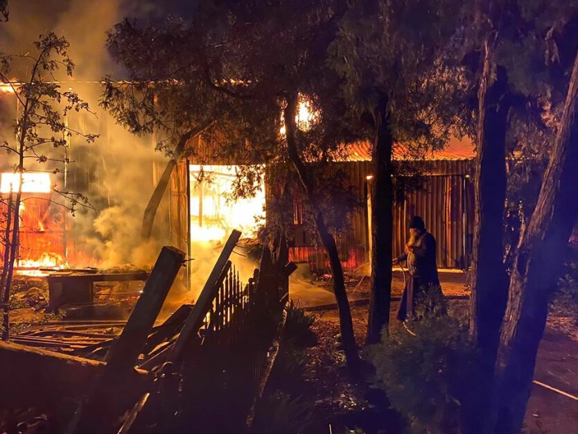 Монах тушит пожар в Свято-Успенском монастыре, Одесса
