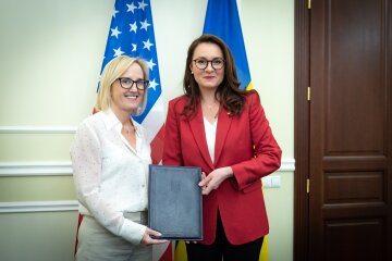 Юлія Свириденко та Джулі Девіс
