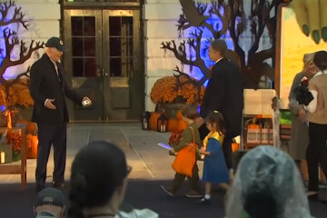 Сын Блинкена пришел на Хэллоуин к Байдену в "костюме Зеленского": видео