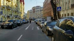 парковка в Киеве машины Киев дорога дома улица