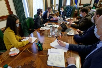 Совещание в ОПУ с президентом Украины Владимиром Зеленским