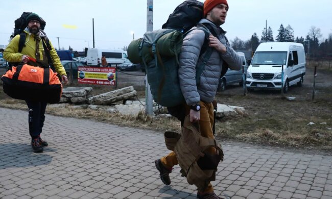 Выезд мужчин за границу / Фото: gettyimages.com