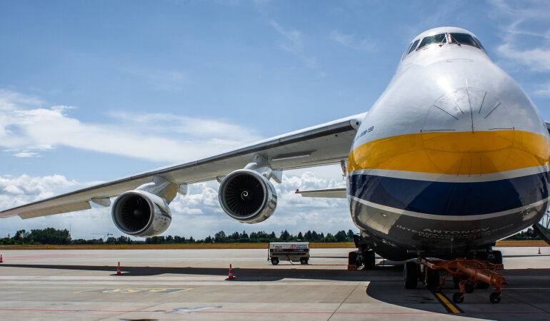 Ан-124 "Руслан" в аэропорту "Варшава Шопен"