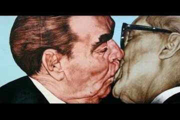 Леонид Брежнев целуется