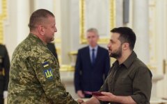 Валерий Залужный и Владимир Зеленский, награждение