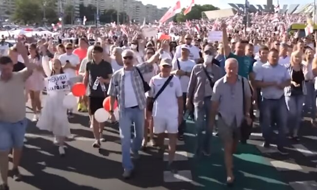 На улицы Минска вышли 200 000 человек протестующих