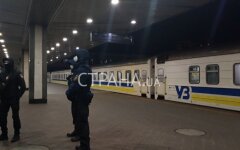 Поезд с украинцами из Латвии оцеплен полицией, пассажиров ждут медики в защитных костюмах