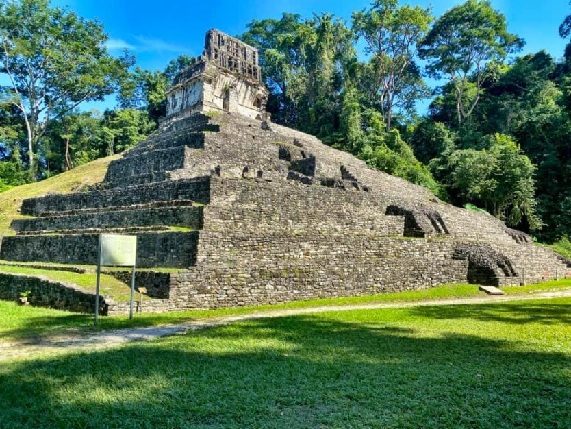 Пирамида майя в Мексике