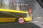 Загоревшийся автобус в Киеве, пассажирский автобус, спасатели